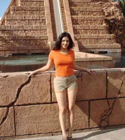 Riya – Girlfriend Experience Escort in South Delhi